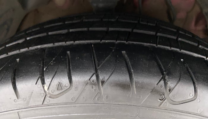 2020 Mahindra XUV300 W8 DIESEL MT, Diesel, Manual, 54,426 km, Right Front Tyre Tread