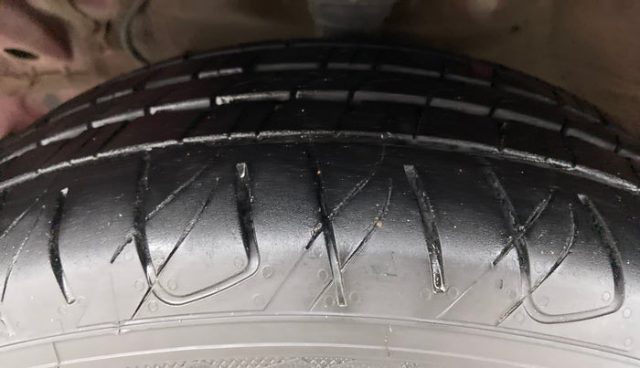 2020 Mahindra XUV300 W8 DIESEL MT, Diesel, Manual, 54,426 km, Left Front Tyre Tread