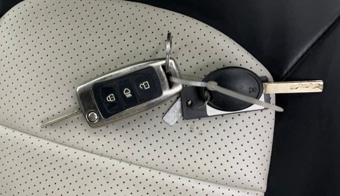 2018 Tata NEXON XM PETROL, Petrol, Manual, 63,723 km, Key Close Up