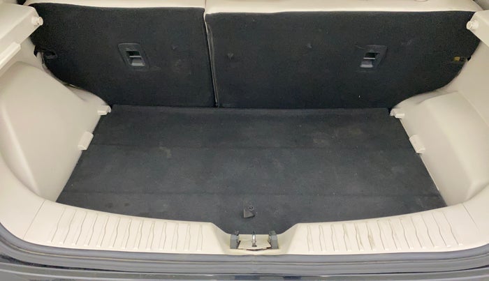 2021 Mahindra XUV300 W8 (O) 1.5 DIESEL, Diesel, Manual, 18,252 km, Dicky (Boot door) - Parcel tray missing