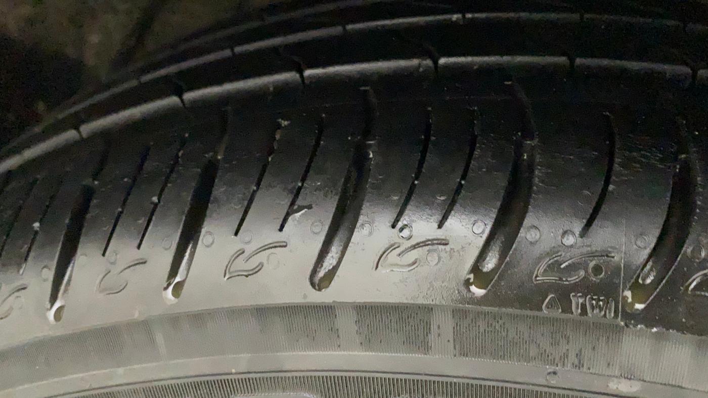2021 Mahindra XUV300 W8 (O) 1.5 DIESEL, Diesel, Manual, 18,252 km, Right Front Tyre Tread