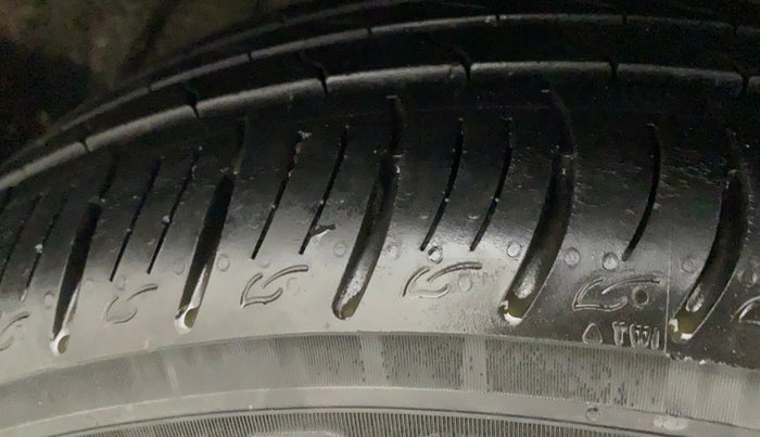 2021 Mahindra XUV300 W8 (O) 1.5 DIESEL, Diesel, Manual, 18,252 km, Right Front Tyre Tread