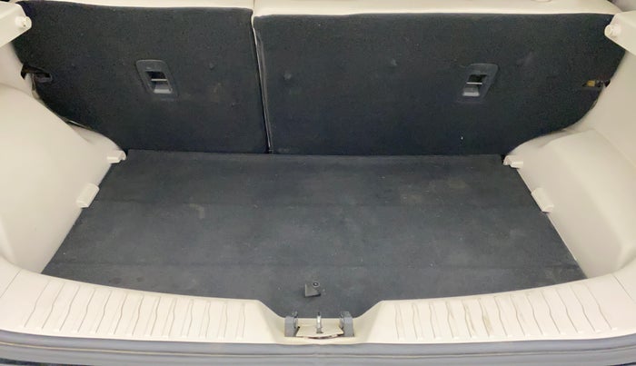 2021 Mahindra XUV300 W8 (O) 1.5 DIESEL, Diesel, Manual, 18,252 km, Boot Inside