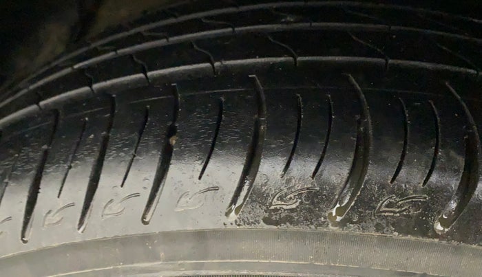 2021 Mahindra XUV300 W8 (O) 1.5 DIESEL, Diesel, Manual, 18,252 km, Left Front Tyre Tread