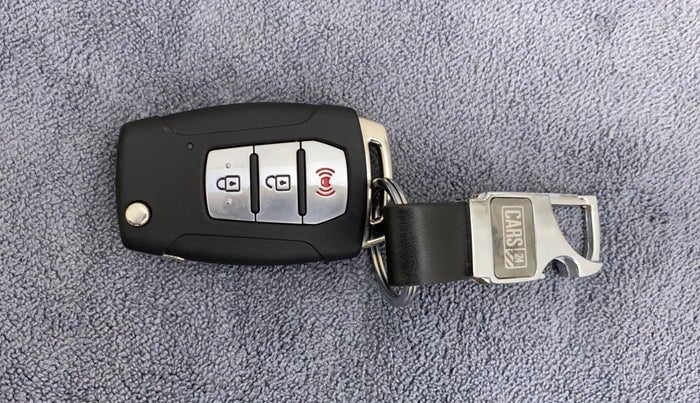 2021 Mahindra XUV300 W8 (O) 1.5 DIESEL, Diesel, Manual, 18,252 km, Key Close Up