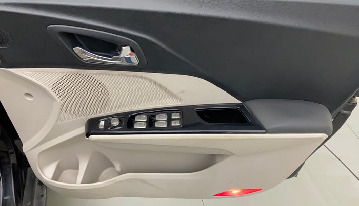 2021 Mahindra XUV300 W8 (O) 1.5 DIESEL, Diesel, Manual, 18,252 km, Driver Side Door Panels Control