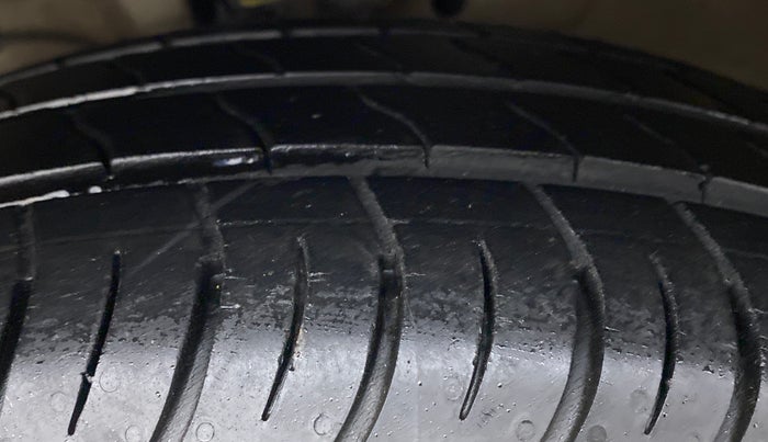 2012 Maruti Ertiga ZXI, Petrol, Manual, 71,736 km, Left Front Tyre Tread