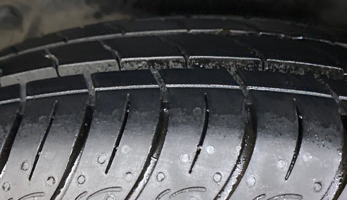 2012 Maruti Ertiga ZXI, Petrol, Manual, 71,736 km, Left Rear Tyre Tread
