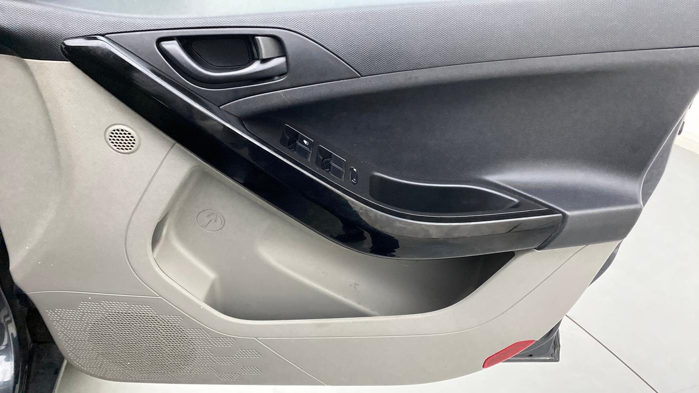 2018 Tata NEXON XMA 1.2, Petrol, Automatic, 46,603 km, Driver Side Door Panels Control