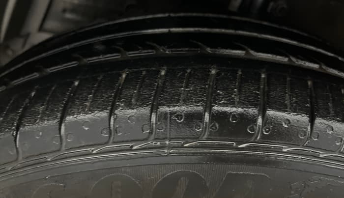2014 Maruti Ertiga VXI, Petrol, Manual, 79,948 km, Left Front Tyre Tread