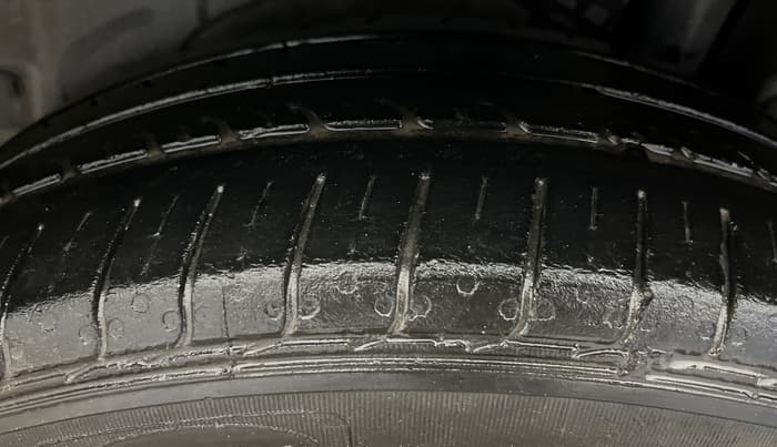 2014 Maruti Ertiga VXI, Petrol, Manual, 79,948 km, Left Rear Tyre Tread