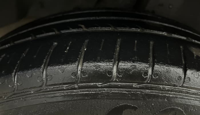 2014 Maruti Ertiga VXI, Petrol, Manual, 79,948 km, Right Rear Tyre Tread