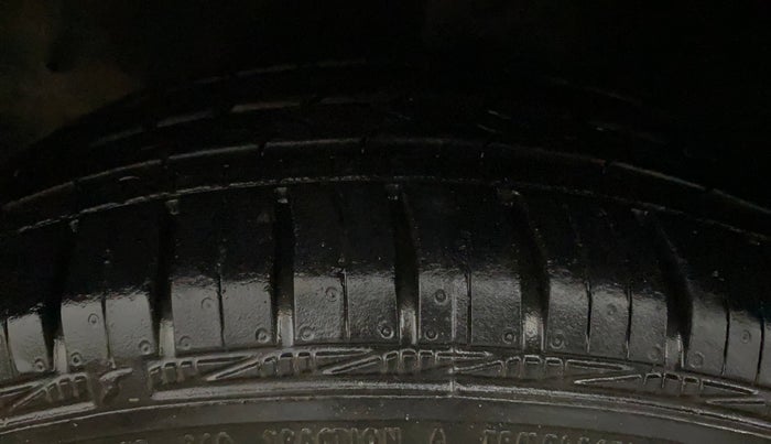 2016 Hyundai Grand i10 MAGNA AT 1.2 KAPPA VTVT, Petrol, Automatic, 27,926 km, Left Front Tyre Tread
