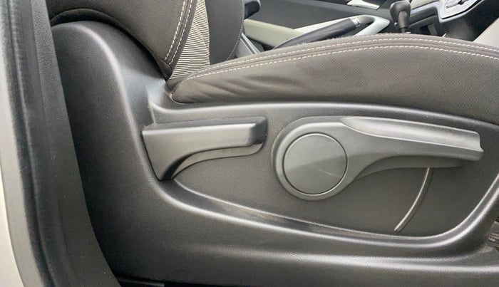 2022 MG HECTOR PLUS SUPER 1.5 PETROL TURBO HYBRID MT 7-STR, Petrol, Manual, 22,736 km, Driver Side Adjustment Panel