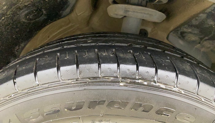 2022 MG HECTOR PLUS SUPER 1.5 PETROL TURBO HYBRID MT 7-STR, Petrol, Manual, 22,736 km, Right Front Tyre Tread