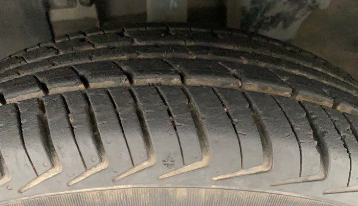 2017 Renault Kwid RXT 1.0, Petrol, Manual, 21,138 km, Left Front Tyre Tread