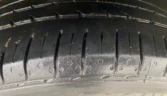 2021 Volkswagen Polo HIGHLINE PLUS 1.0, Petrol, Manual, 38,721 km, Right Front Tyre Tread