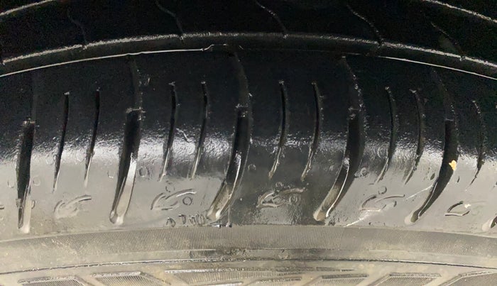 2015 Renault Duster 85 PS RXE DIESEL, Diesel, Manual, 76,908 km, Left Front Tyre Tread