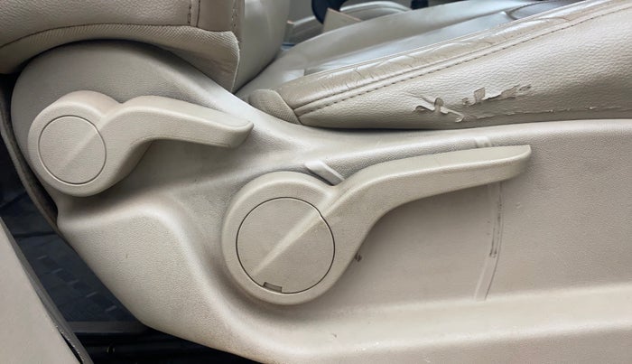 2016 Mahindra XUV500 W8, Diesel, Manual, 1,02,915 km, Driver Side Adjustment Panel