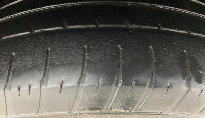 2016 Mahindra XUV500 W8, Diesel, Manual, 1,02,915 km, Right Front Tyre Tread