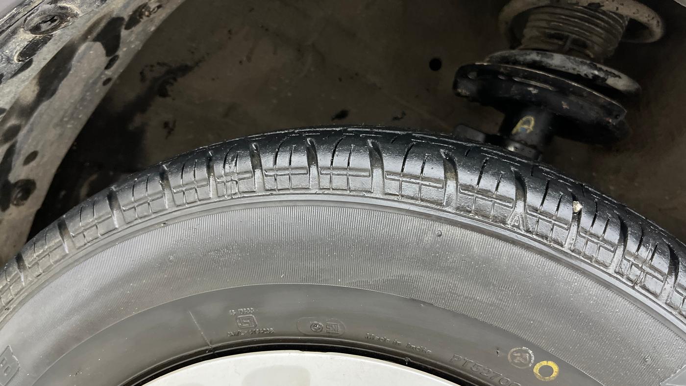 2015 Maruti Swift VXI, Petrol, Manual, 57,277 km, Right Front Tyre Tread
