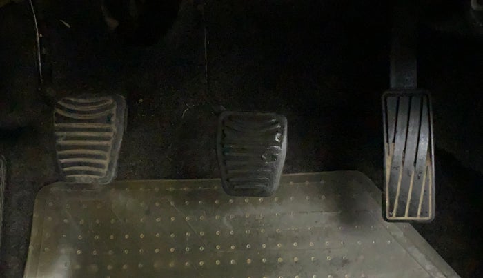 2017 Mahindra Kuv100 K4 PLUS 6 STR, Petrol, Manual, 48,517 km, Pedals