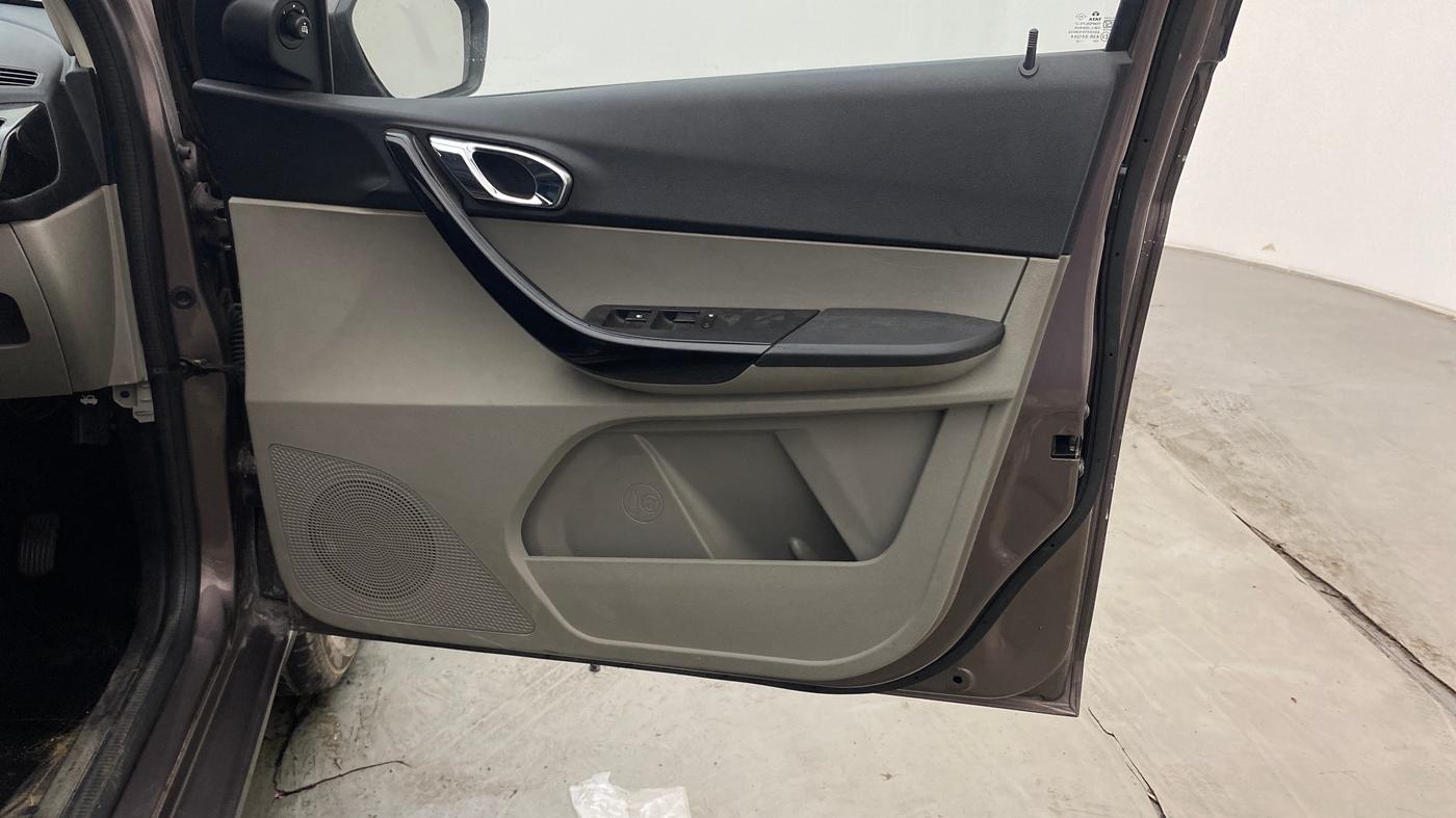 2018 Tata Tiago XZA PETROL, Petrol, Automatic, 97,903 km, Driver Side Door Panels Control