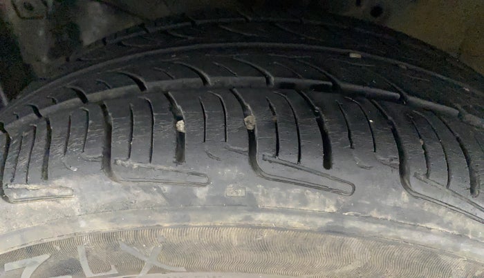 2014 Honda Brio S MT, Petrol, Manual, 63,090 km, Left Front Tyre Tread