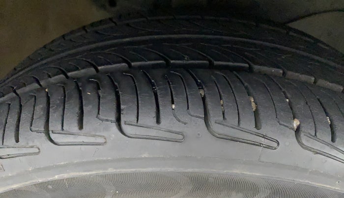 2014 Honda Brio S MT, Petrol, Manual, 63,090 km, Right Front Tyre Tread