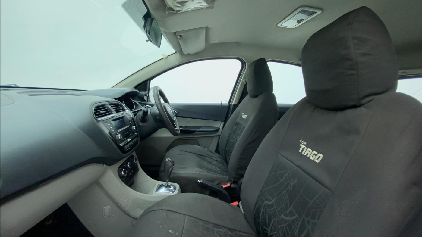 2018 Tata Tiago XZA PETROL, Petrol, Automatic, 1,21,042 km, Right Side Front Door Cabin