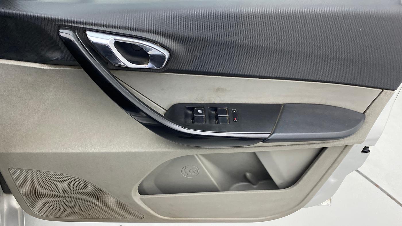 2018 Tata Tiago XZA PETROL, Petrol, Automatic, 1,21,042 km, Driver Side Door Panels Control