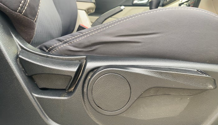 2020 Mahindra XUV300 W8 1.2 PETROL, Petrol, Manual, 81,792 km, Driver Side Adjustment Panel