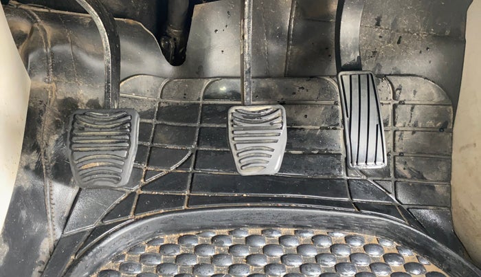 2020 Mahindra XUV300 W8 1.2 PETROL, Petrol, Manual, 81,792 km, Pedals