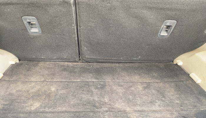 2020 Mahindra XUV300 W8 1.2 PETROL, Petrol, Manual, 81,792 km, Boot Inside