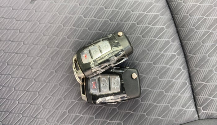 2020 Mahindra XUV300 W8 1.2 PETROL, Petrol, Manual, 81,792 km, Key Close Up