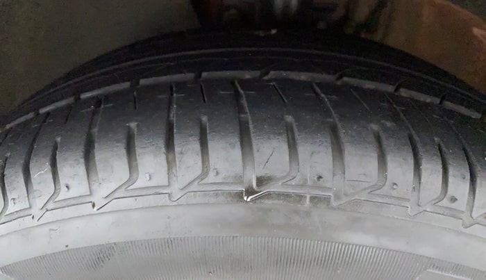 2018 Volkswagen Polo HIGHLINE PLUS 1.5 16 ALLOY, Diesel, Manual, 1,06,275 km, Left Front Tyre Tread