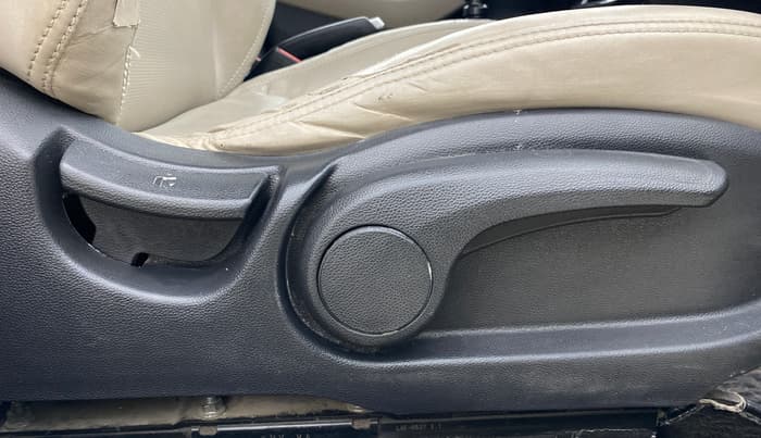 2016 Hyundai Elite i20 ASTA 1.2 (O), Petrol, Manual, 1,12,943 km, Driver Side Adjustment Panel