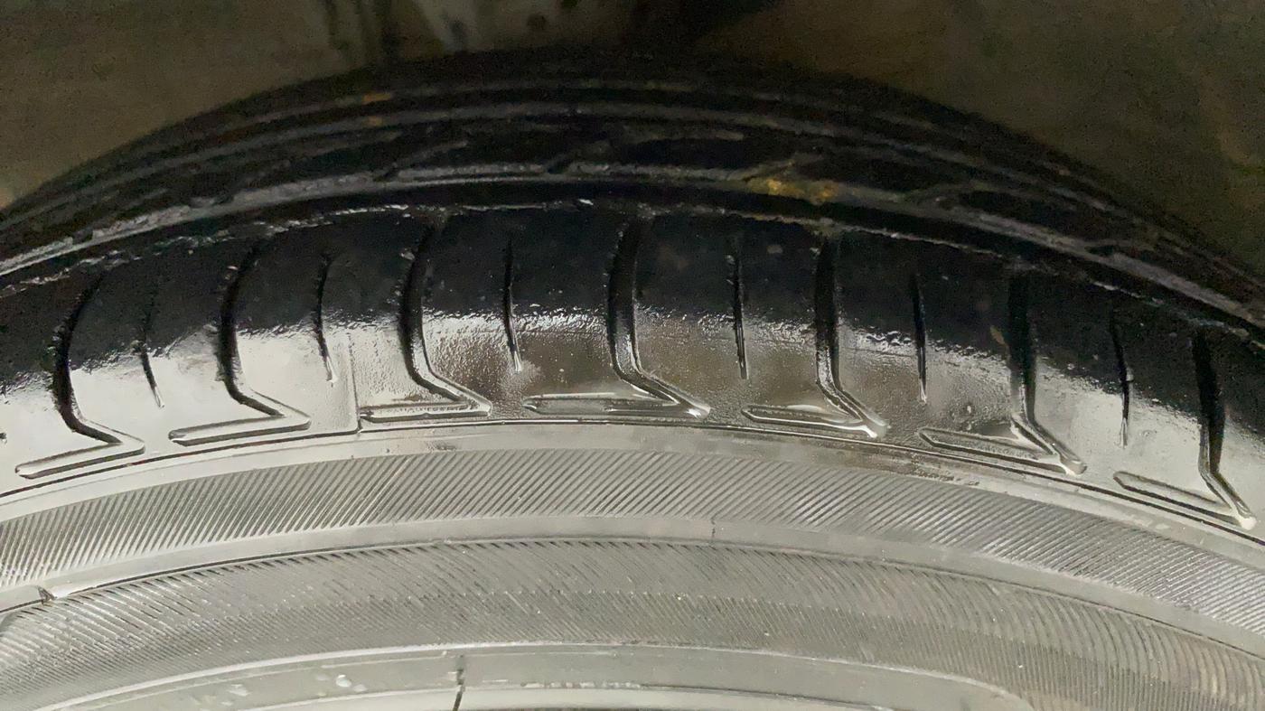 2011 Hyundai i10 MAGNA 1.2, Petrol, Manual, 1,04,145 km, Left Front Tyre Tread