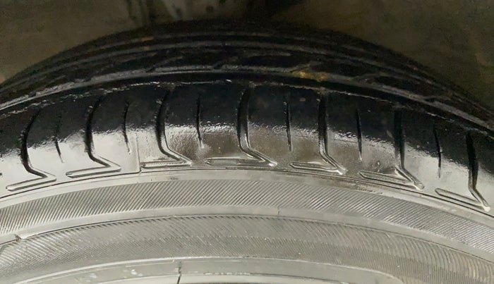 2011 Hyundai i10 MAGNA 1.2, Petrol, Manual, 1,04,145 km, Left Front Tyre Tread