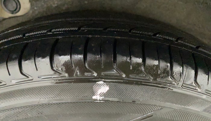 2011 Hyundai i10 MAGNA 1.2, Petrol, Manual, 1,04,145 km, Right Rear Tyre Tread