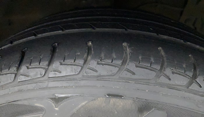 2015 Maruti Ciaz ZXI, Petrol, Manual, 1,16,424 km, Right Front Tyre Tread