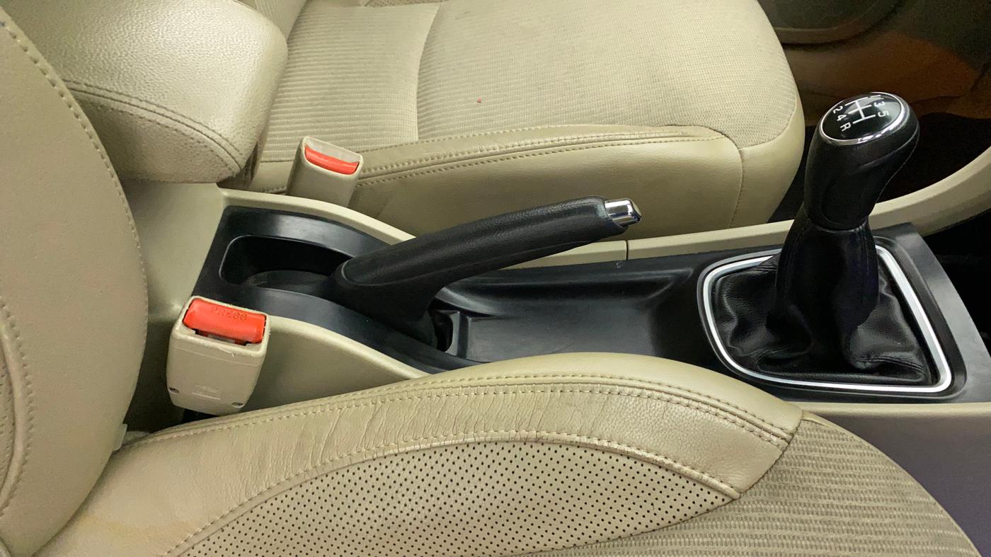 2015 Maruti Ciaz ZXI, Petrol, Manual, 1,16,424 km, Gear Lever