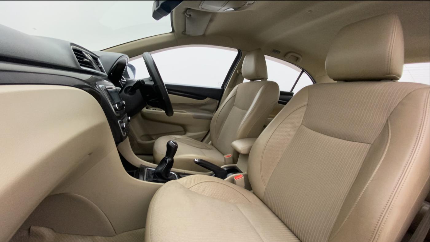2015 Maruti Ciaz ZXI, Petrol, Manual, 1,16,424 km, Right Side Front Door Cabin