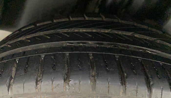 2011 Volkswagen Vento HIGHLINE 1.6 MPI, Petrol, Manual, 74,238 km, Right Rear Tyre Tread