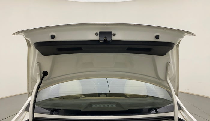 2011 Volkswagen Vento HIGHLINE 1.6 MPI, Petrol, Manual, 74,238 km, Boot Door Open