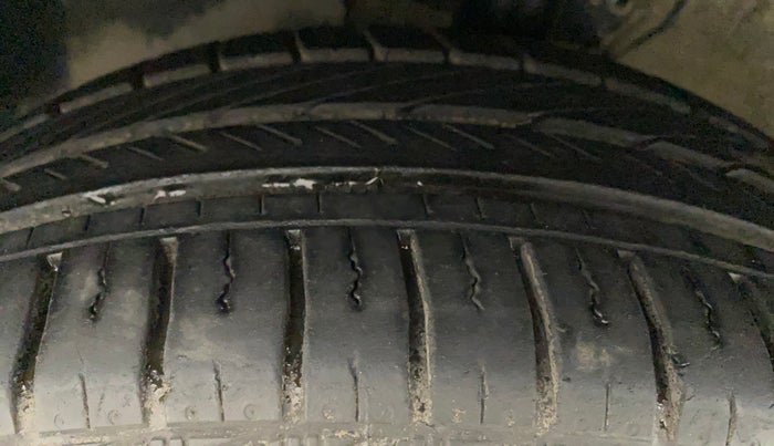 2011 Volkswagen Vento HIGHLINE 1.6 MPI, Petrol, Manual, 74,238 km, Left Front Tyre Tread