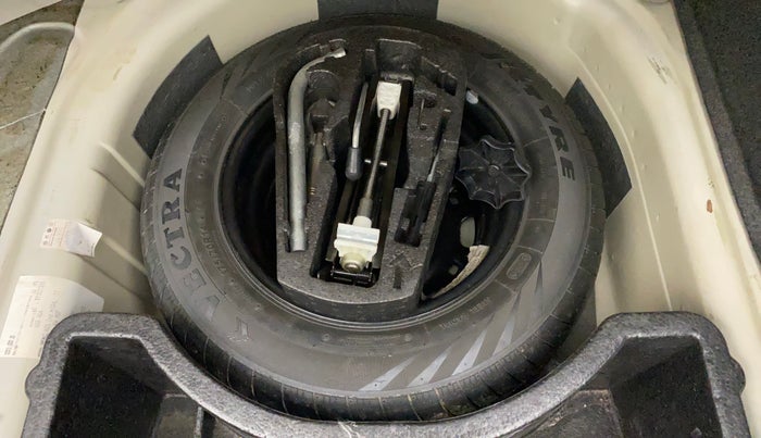 2011 Volkswagen Vento HIGHLINE 1.6 MPI, Petrol, Manual, 74,238 km, Spare Tyre