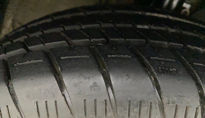 2011 Volkswagen Vento HIGHLINE 1.6 MPI, Petrol, Manual, 74,238 km, Right Front Tyre Tread