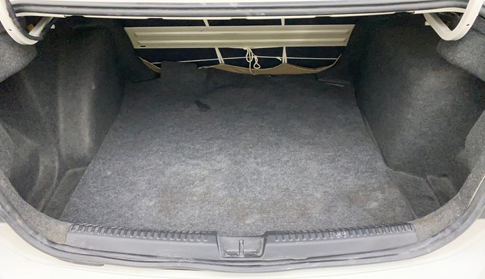 2011 Volkswagen Vento HIGHLINE 1.6 MPI, Petrol, Manual, 74,238 km, Boot Inside