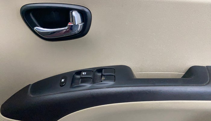 2014 Hyundai i10 SPORTZ 1.1, Petrol, Manual, 33,676 km, Driver Side Door Panels Control